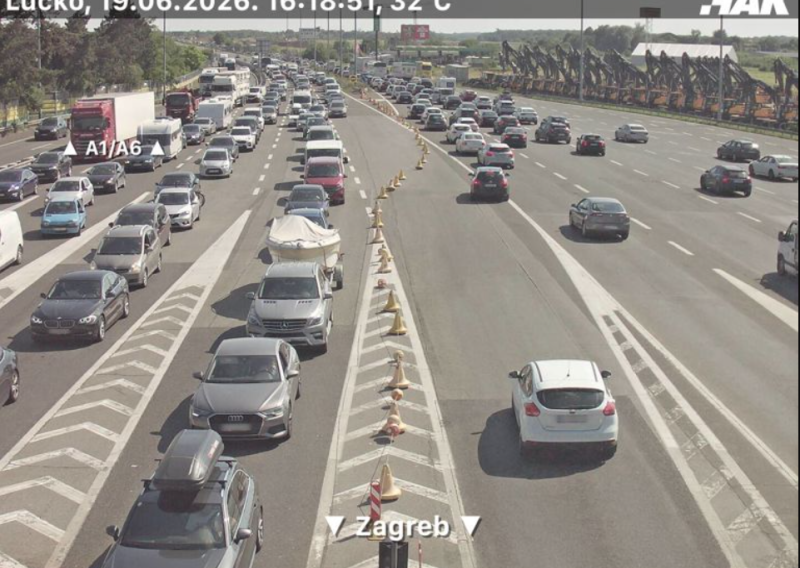 Krenule gužve na cestama: HAK upozorava na prometne nesreće i poziva na strpljenje