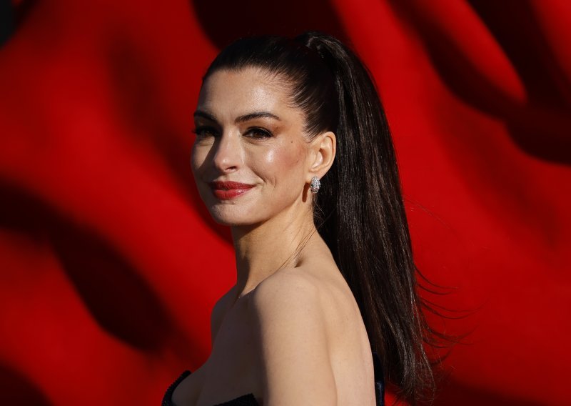 Sve je iznenadila: Anne Hathaway potvrdila glasine o trećoj trudnoći