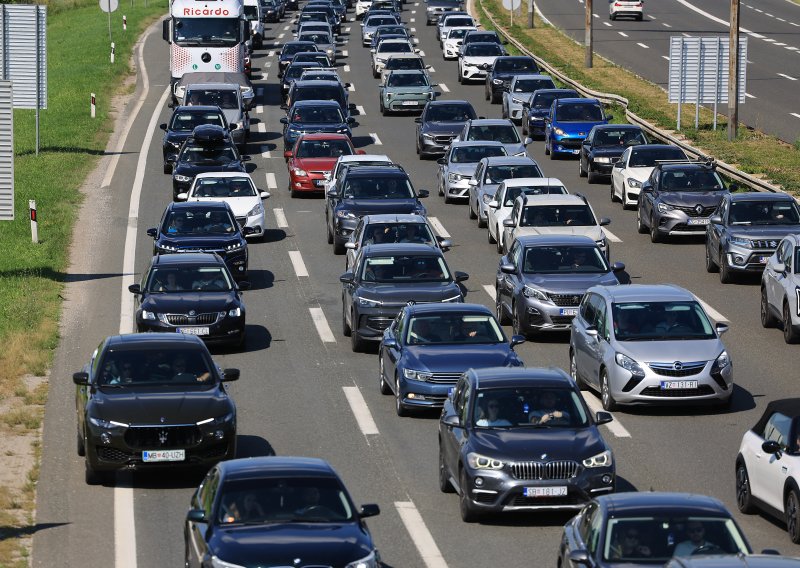 Na zagrebačkoj obilaznici prema naplati Lučko kilometarske kolone s istoka i zapada