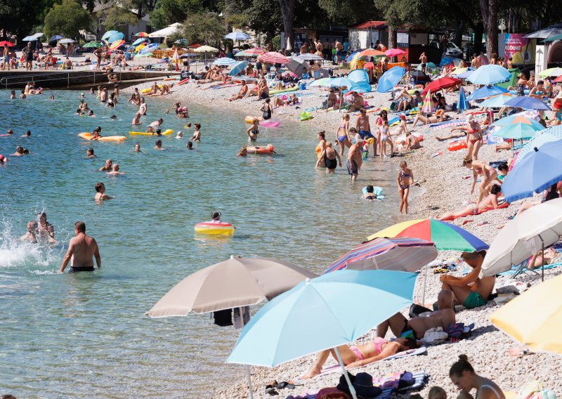 Policajci reanimirali i spasili ženu na plaži u Medveji