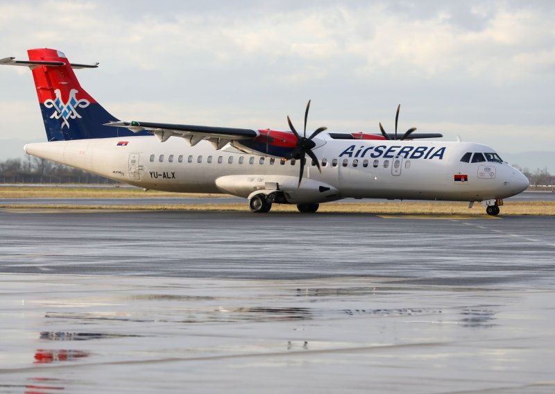 Prvi avion iz Beograda sletio na Brač: Evo kakav su doček pripremili putnicima