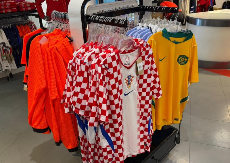 Usred Toronta prodaje se hrvatski dres: Jeftiniji je nego u Hrvatskoj