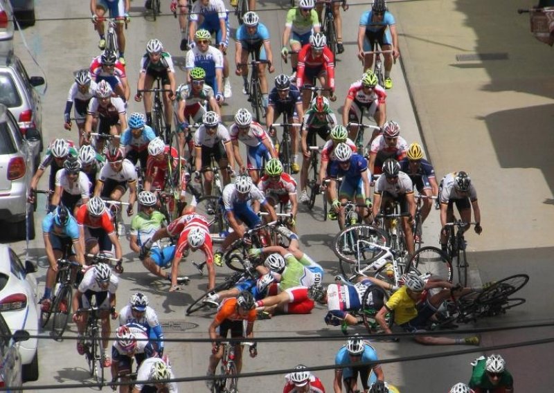 Teška nesreća na utrci u Belgiji; motociklist pregazio biciklistu