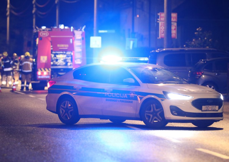 Teška nesreća na Ljubljanskoj aveniji u Zagrebu, vatrogasci izvlačili ženu iz automobila