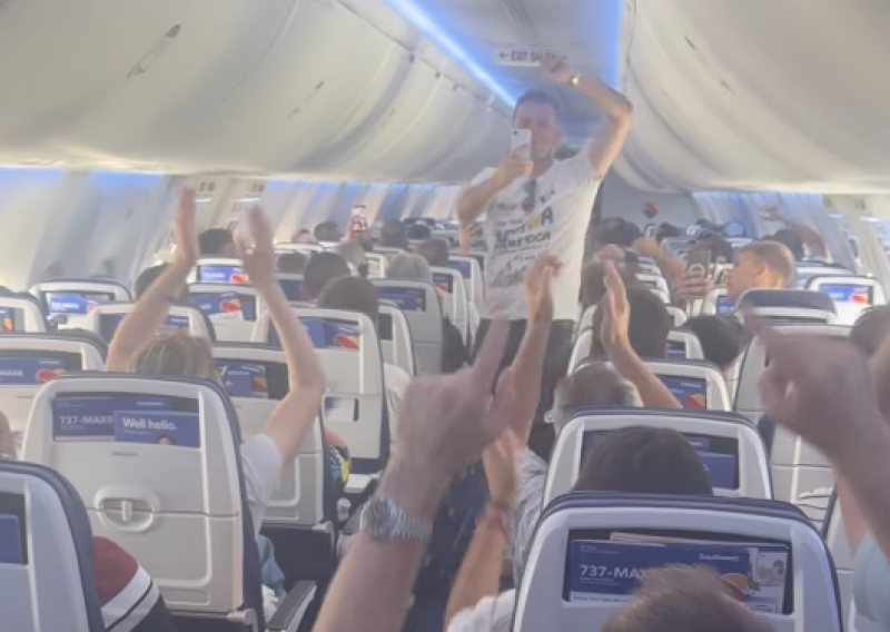 Ludnica u avionu: Navijačima BiH s razglasa pustili pjesmu, pogledajte što je uslijedilo