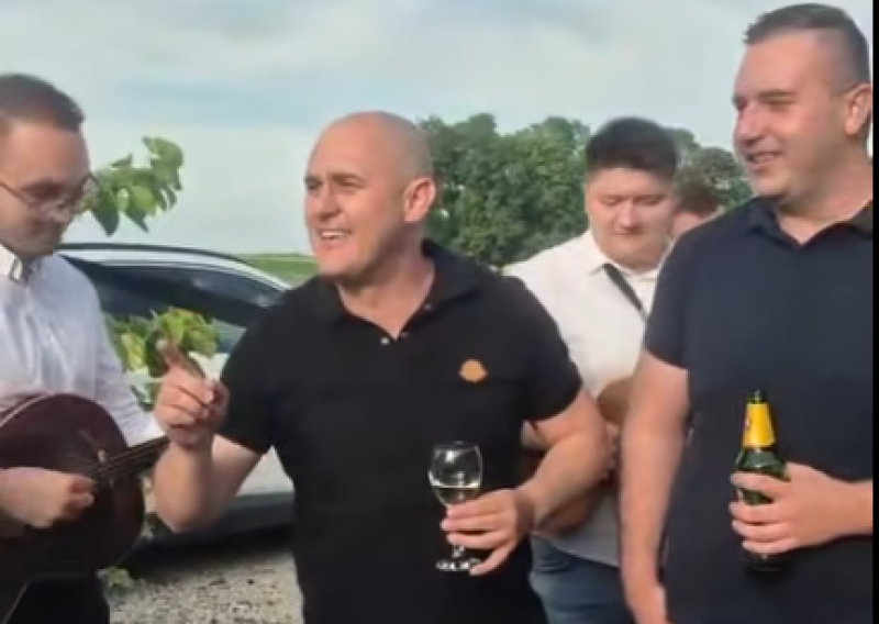 VIDEO Dabro opet zapjevao: 'Na molbu pratitelja...'