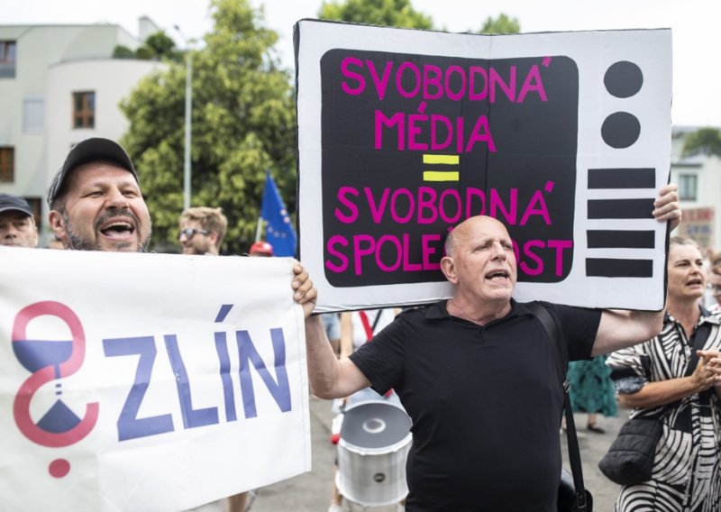 Tisuće prosvjedovalo u Pragu: 'Mediji ne pripadaju politici'