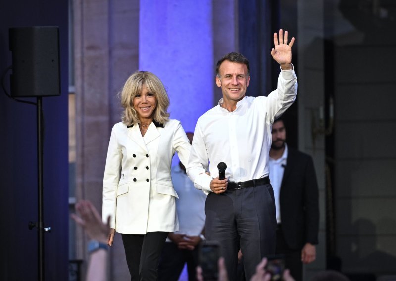 Opušteni Macron u Elizejskoj palači: Predsjednik zapjevao i nasmijao se na vlastiti račun