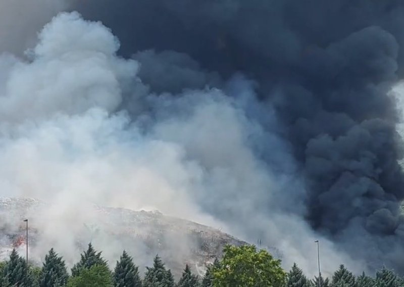 Veliki požar na odlagalištu otpada u Mostaru, stigla i vojska. Građane se poziva da ne izlaze