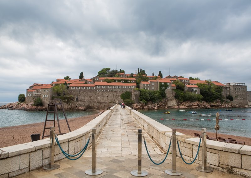 Otvara se jadranski raj: Komplet ležaljki naplaćuju čak 240 eura, ali u pozadini bukti ozbiljan skandal!
