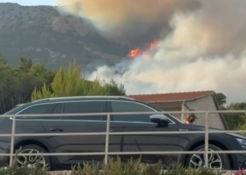 Požar na Hvaru zahvatio 10 hektara, vatrogasci spriječili širenje prema kućama