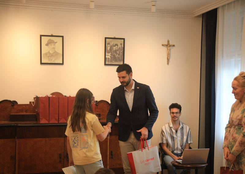 U Beogradu uručene svjedodžbe prvoj generaciji učenika na hrvatskom jeziku