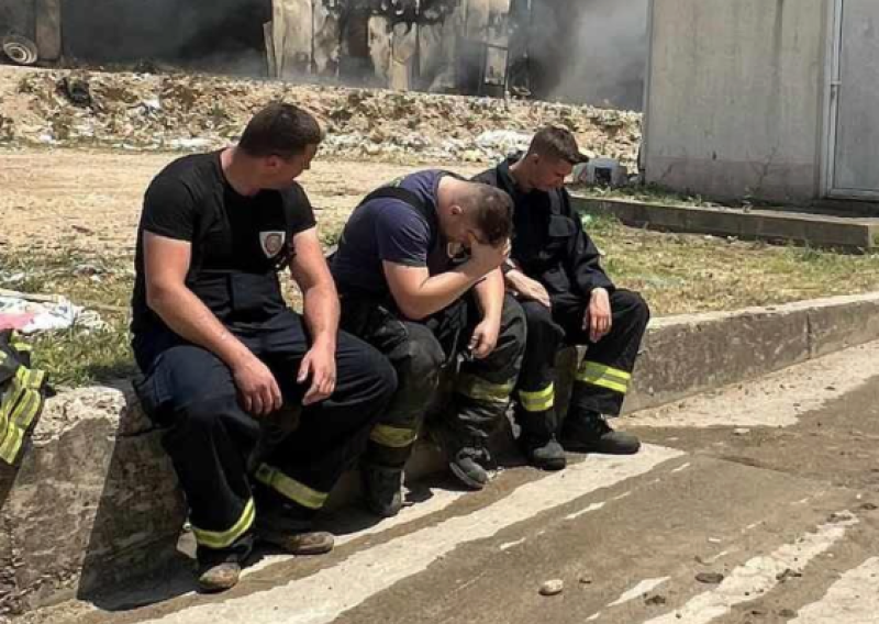 Pogledajte snimku mostarskih vatrogasaca nakon cjelodnevne borbe s požarima i eksplozijama