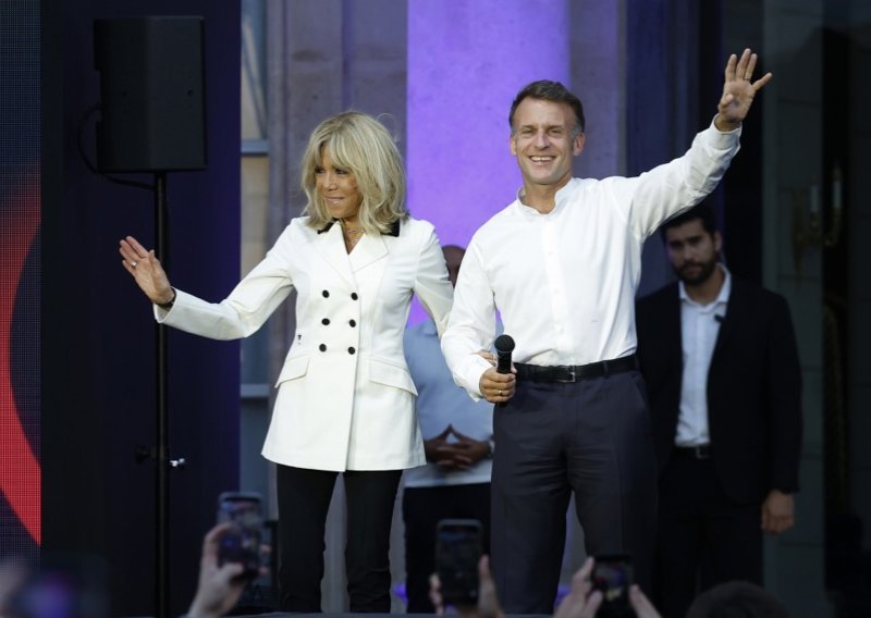 Jednostavno, a efektno: Brigitte Macron pokazala svu moć bijelog sakoa