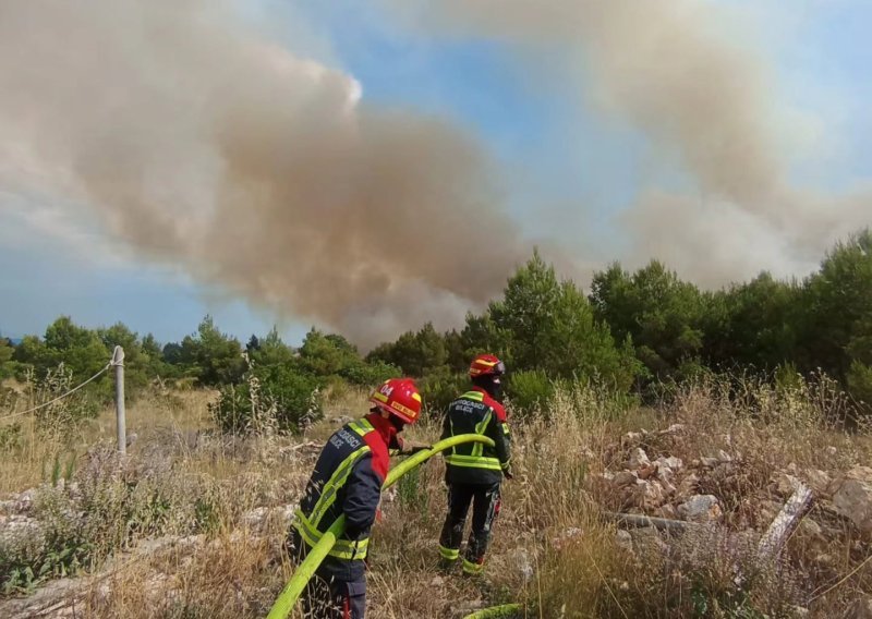 FOTO Udari munje prouzročili više požara u Dalmaciji, poznati razmjeri štete