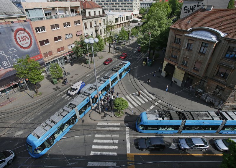 Kolaps u Zagrebu: Teretno vozilo oštetilo mrežu u Savskoj, u prekidu je tramvajski promet