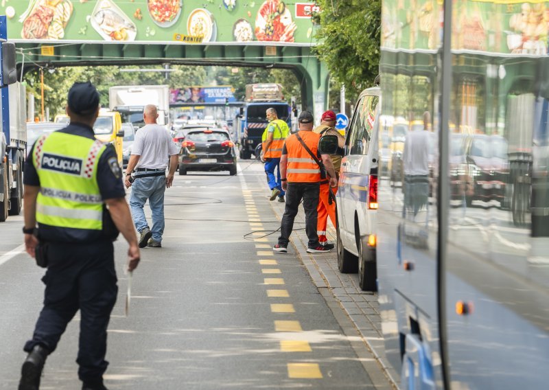 FOTO Pogledajte kaos u Zagrebu: Kamion u Savskoj pokidao tramvajske žice, jedna pala i ozlijedila ženu