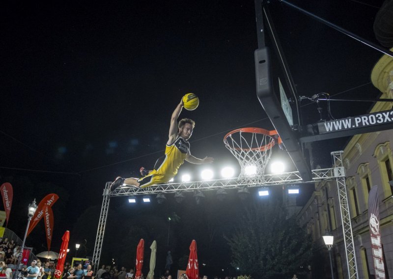 Aluplastik osvojio Vinkovce, Mario Kasun i Dunking Devilsi priredili spektakl na prepunom Korzu