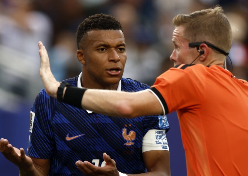 Igrači su čekali 131 minutu u svlačionici: Deschamps otkrio što se događalo iza kulisa