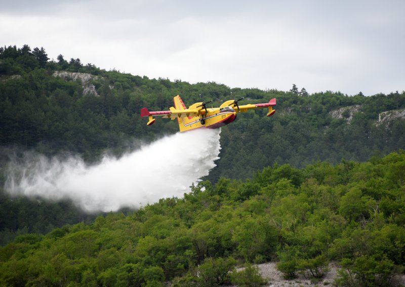 Spektakularna intervencija iz zraka: Pilot kanadera vještim manevrom pomogao obuzdati požar