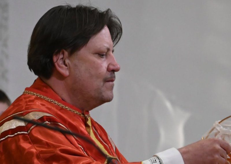 Omiljeni svećenik preminuo nakon uboda ose usred mise, župljani se opraštaju u suzama