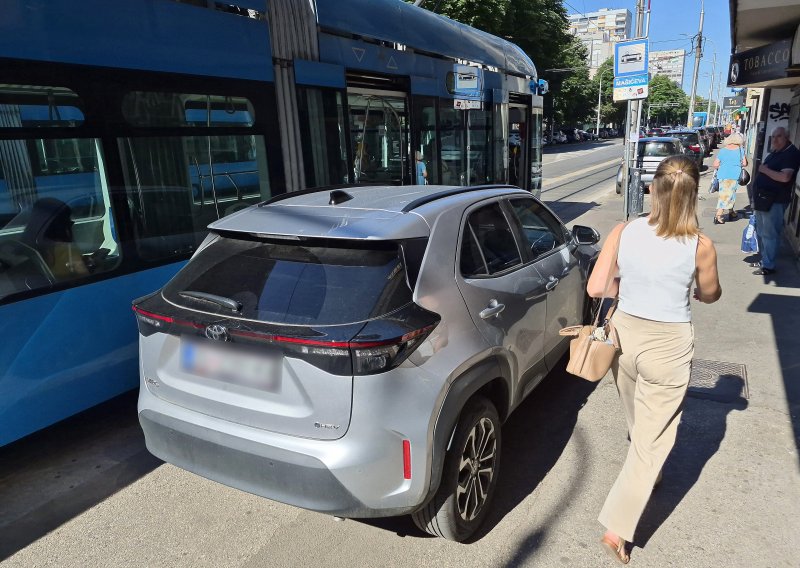 FOTO Od svih mjesta u gradu, odlučio parkirati na tramvajsku stanicu