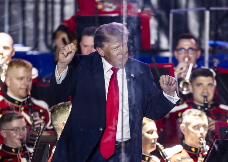 VIDEO Nadlijetali bombarderi, vijorile se zastave: Ovako je Trump otvorio veliko slavlje