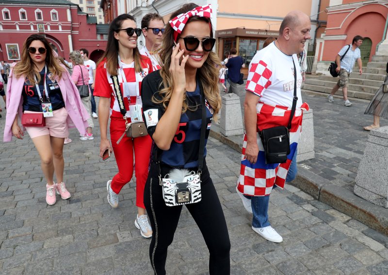 Vanja Modrić, Izabel Kovačić i Adriana Ćaleta-Car navijaju u kockicama, ali s opako dobrim torbicama