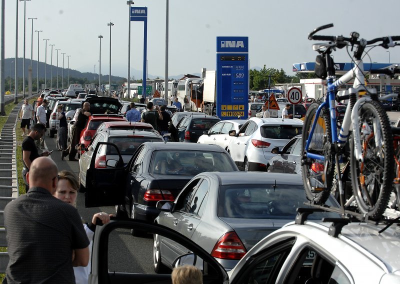 Zbog prometne nesreće na izlazu G. Ploča kolona 8 km