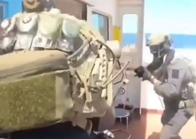 Francuski marinci upali na brod ruske flote u sjeni kod Sicilije: Pogledajte snimku