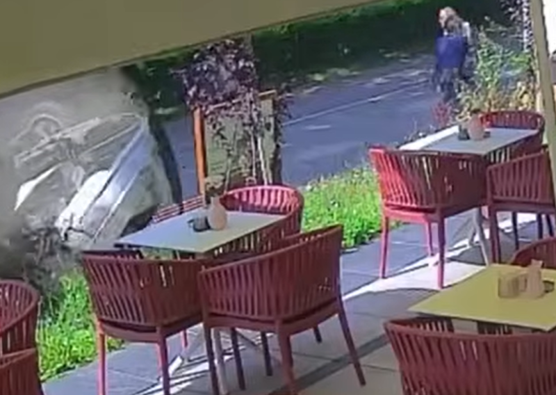 [VIDEO] Auto završio na krovu: Ozlijeđena jedna osoba, ali žrtava je lako moglo biti još