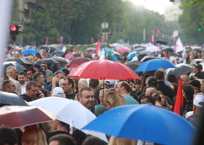 Prosječna neto plaća u Srbiji u travnju iznosila oko tisuću eura