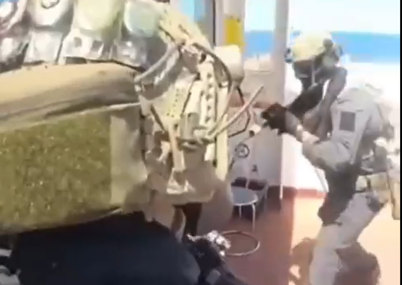 VIDEO Francuzi upali na ruski tanker, Macron objavio snimku akcije