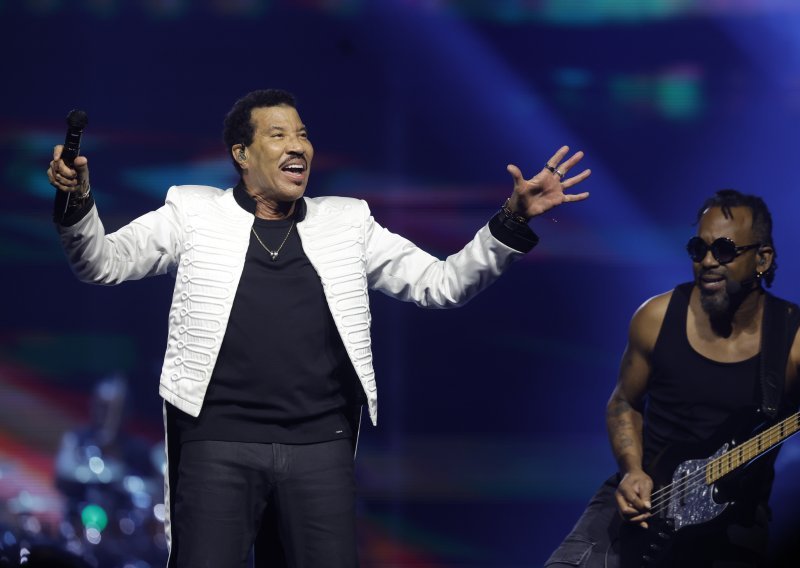 Lionel Richie zabrinuo obožavatelje: Napustio pozornicu nakon što mu je pozlilo