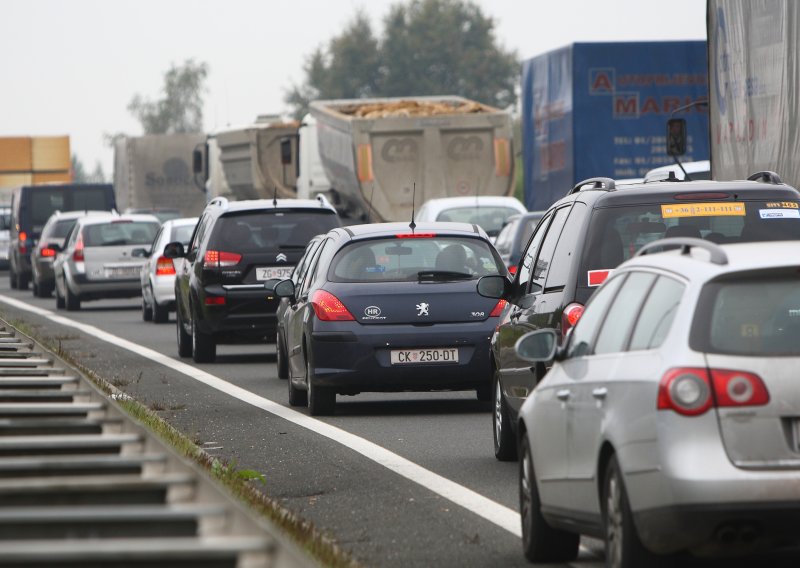 Kilometarska kolona na A4 u smjeru Zagreba: Sve usporavaju radovi