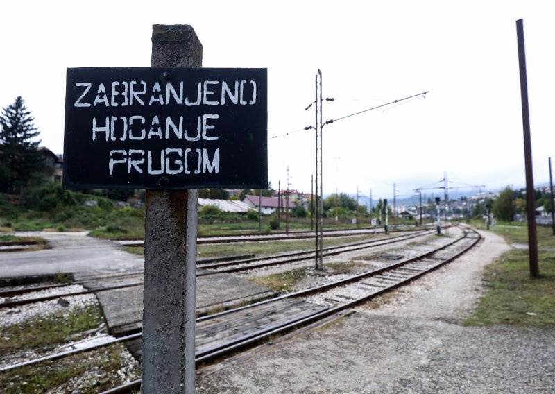 Tek krenuo, već problemi: Vlak iz Sarajeva do Ploča zapeo na granici