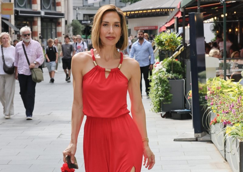 Vatrenocrvena haljina i zlatne platforme: Ovo je prava lekcija iz ljetne elegancije