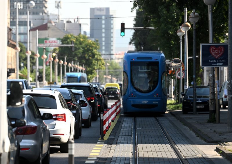 Stručnjaci podijeljeni oko fizičkih barijera na Savskoj: 'To je vrlo opasan materijal'