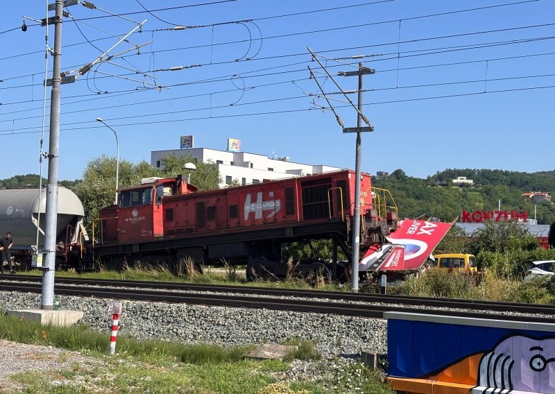 Vlak promašio kolosjek i završio na jumbo plakatu: Za dlaku izbjegnuta tragedija