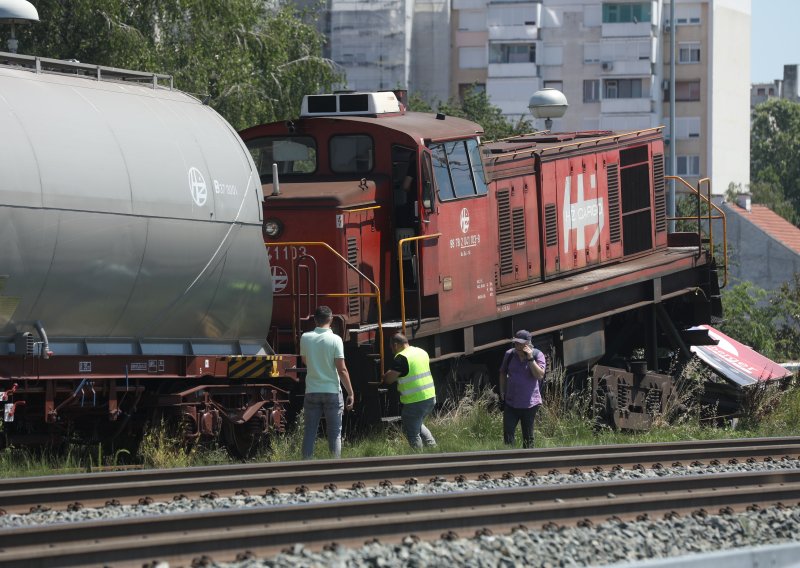 Vlak promašio kolosjek i završio na jumbo plakatu: Za dlaku izbjegnuta tragedija