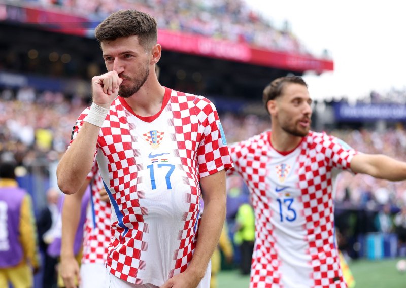 Lopta pod dresom rekla je sve: Petar Sučić i njegova Matea čekaju prvo dijete