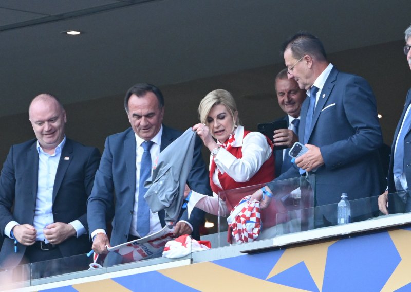 Ono što je Kolinda Grabar-Kitarović bacila navijačima iz VIP lože izazvalo je čisto oduševljenje
