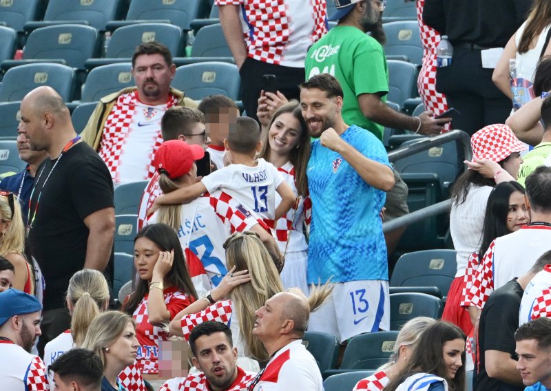 Vatreni se popeli na tribinu, pogledajte tko ih je tamo dočekao