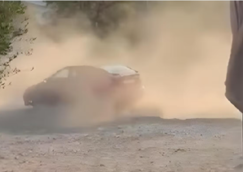 VIDEO Snimka zgrozila građane: Divljao automobilom uz plažu i driftao nasred marine
