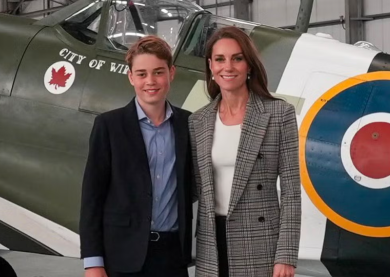 Princ George u rijetkom izlasku s majkom: Visinom je već gotovo sustigao Kate Middleton