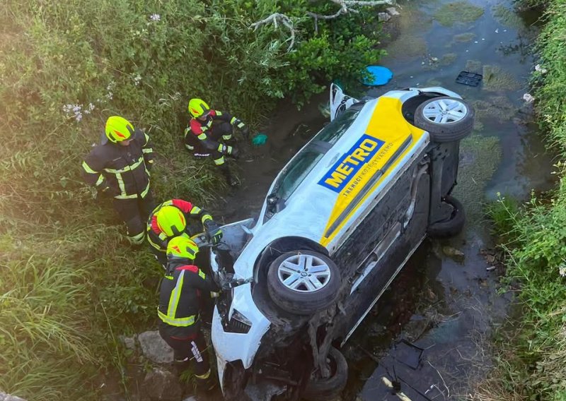 Auto završio na krovu u potoku: Ozlijeđeni trudnica i dijete, riječi mališana dirnuli sve