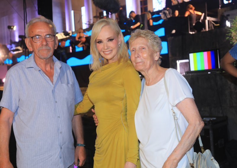 Jelena Rozga ponosno pozirala s roditeljima: Mariju i Antu rijetko viđamo u javnosti