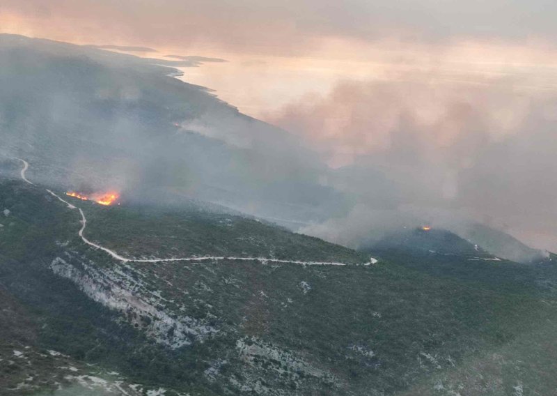 Situacija s požarom kod Komiže postaje ozbiljna: U pomoć stiže i četvrti kanader