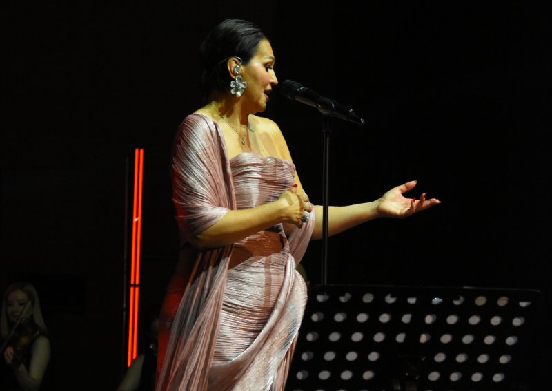 Nina Badrić ostala vjerna svom stilu: U ovoj haljini izgledala je poput filmske dive