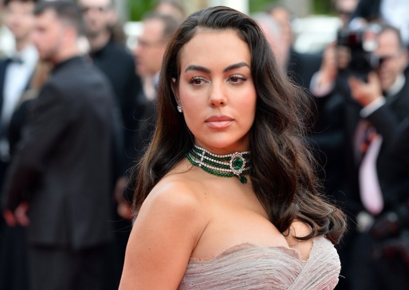 Prsten u prvom planu: Dok Ronaldo zabija golove na SP-u, Evo što radi njegova Georgina